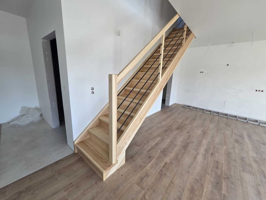 Schody drewniane samonośne , na beton , dywanowe