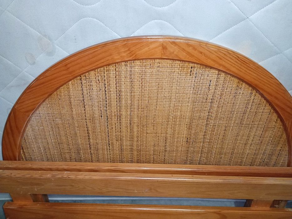 Cama de casal com colchão e estrado, madeira maciça e cabeceira em bam