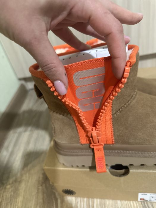 Жіночі UGG Women's Classic Mini Zipper Tape Logo Boot