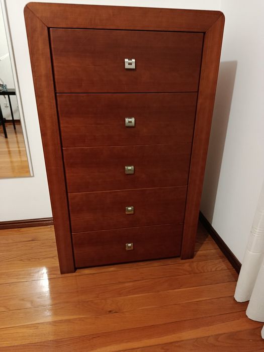 Lindo camiseiro, madeira de cerejeira.