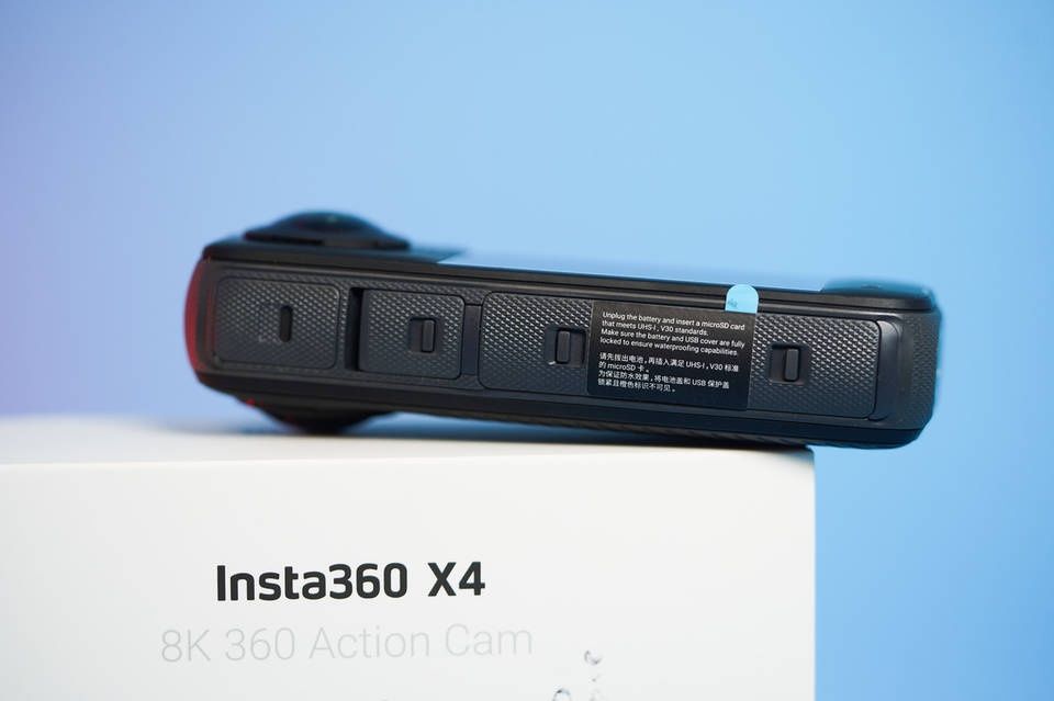 Екшн-камера Insta360 X4 8K увага на опис товару