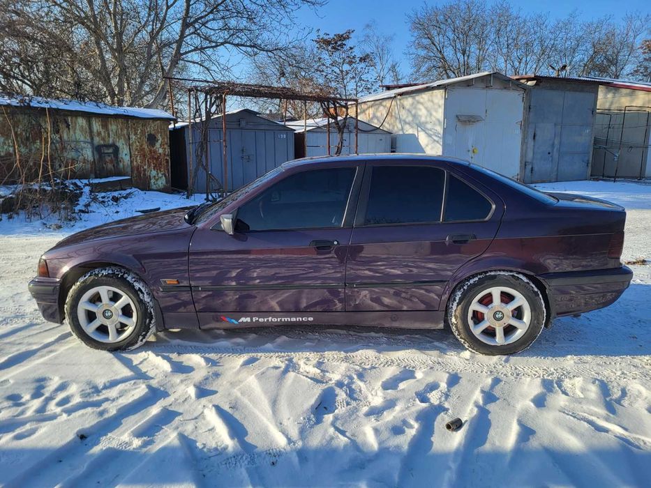 Продам BMW 3 1.8