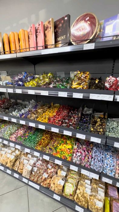Торгове обладнання для магазинів. Стелажі. Каси прилавки. Кондитерські стелажі. Хлібні кошики