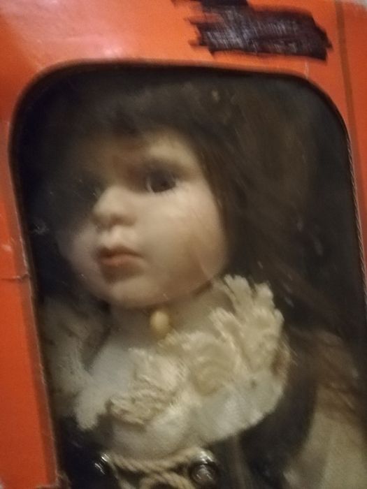 Boneca com cabeça de porcelana ?