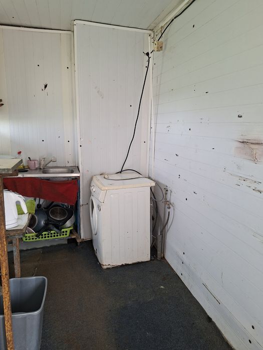 Reboque com devisoes de camata, cozinha e duche.