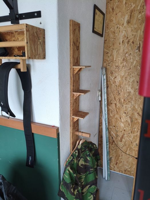 Vendo suportes de arrumação para material de ginásio em madeira osb