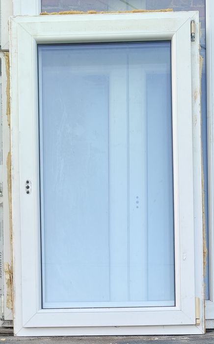 Okno okna PCV białe, białe/mahoń 142x58,146x82,147x84,15