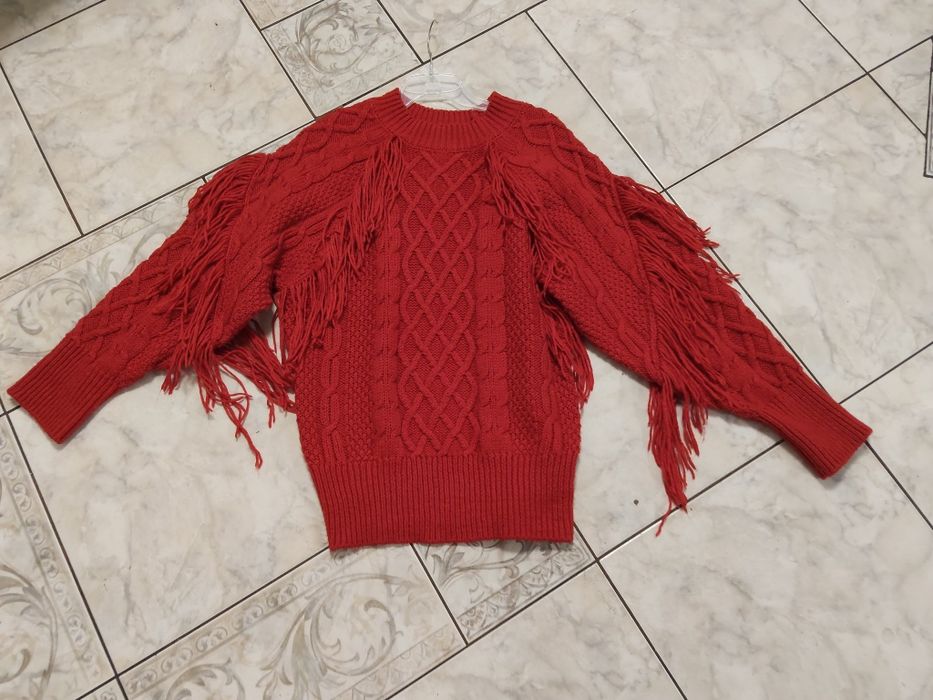 Czerwony sweter wełniany