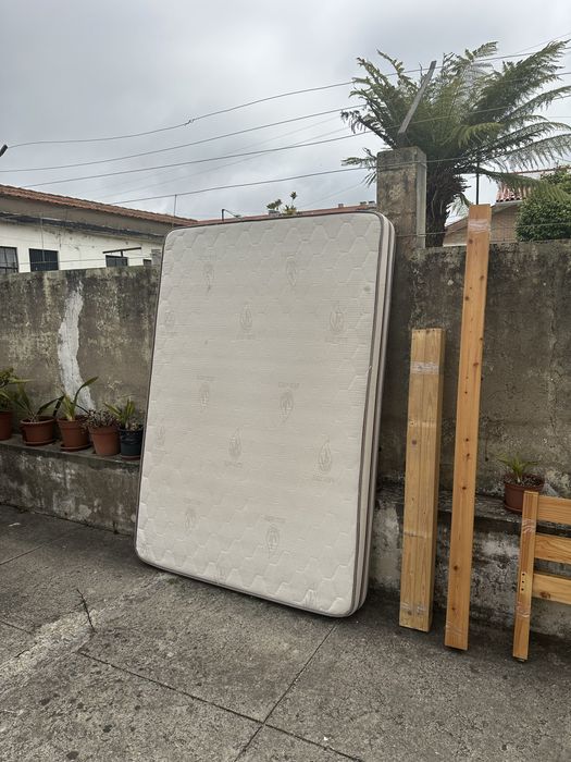 Cama em madeira com colchão
