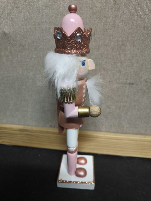 Quebra Nozes Rosa com Coroa Dourada
Este quebra-nozes decorativo apres