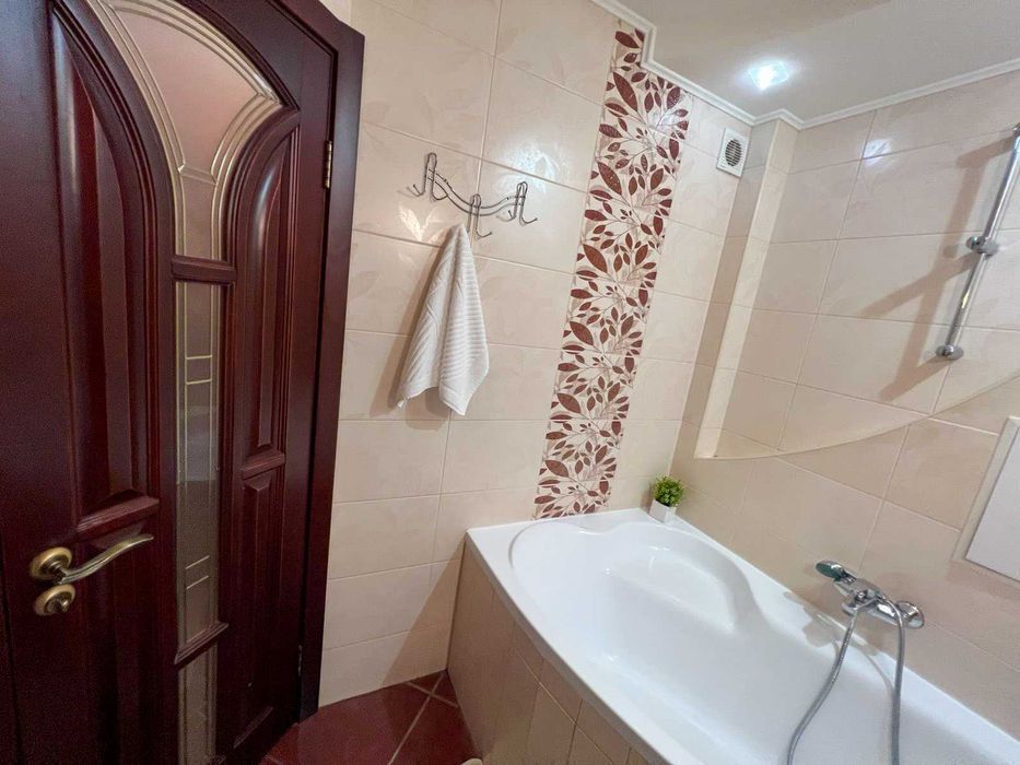 Бульвар Лесі Українки 28, 1к, метро Печерська 3 хв, подобово/погодинно