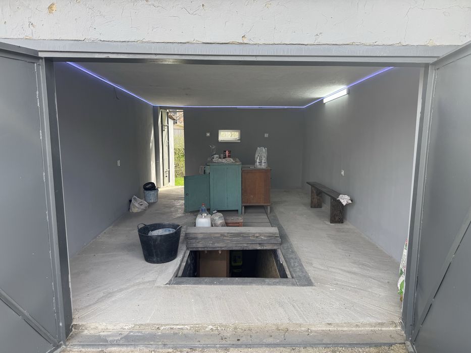 Гараж з двором та ямою