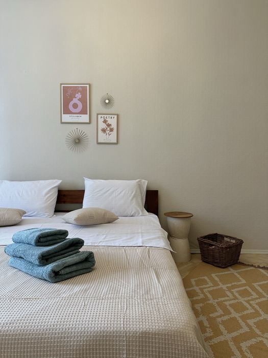 Олімпійська, подобова оренда 3к квартири. 2 спальні і вітальня.