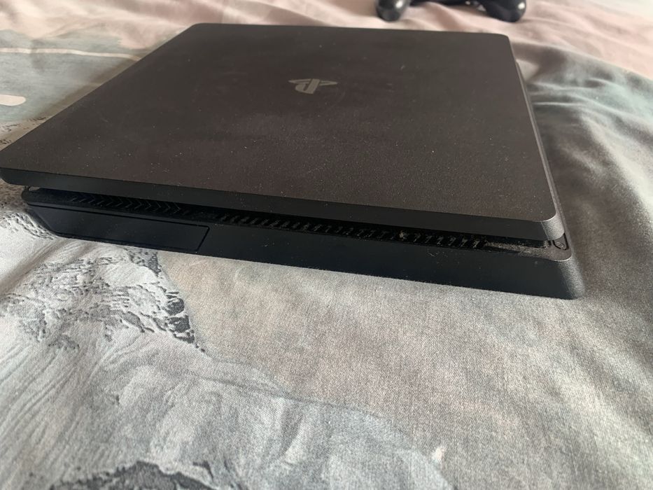 PlayStation 4 Slim – Excelente Estado e Totalmente Funcional