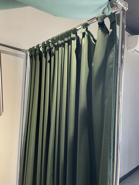 Штори, зеленого кольору, можуть йти в примірочну