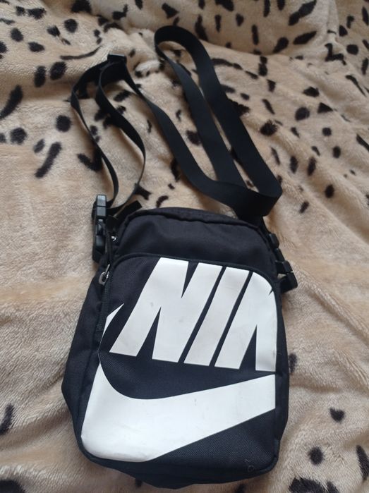 Nike listonoszka pasek regulowany w środku dwie kieszonki