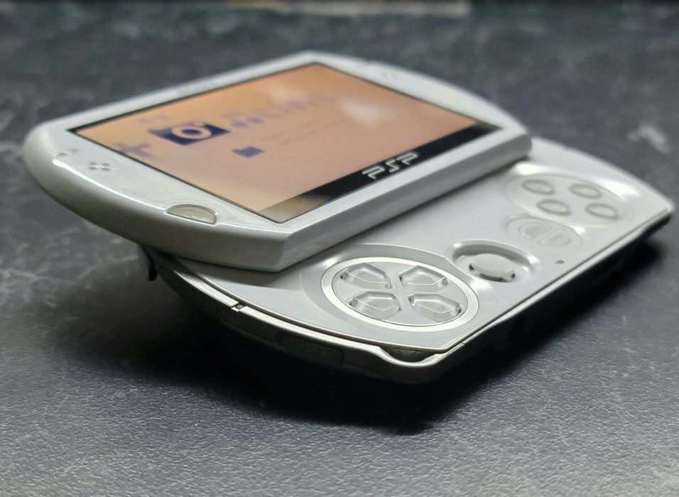 Sony PlayStation Portable PSP Go Pearl White  N1000