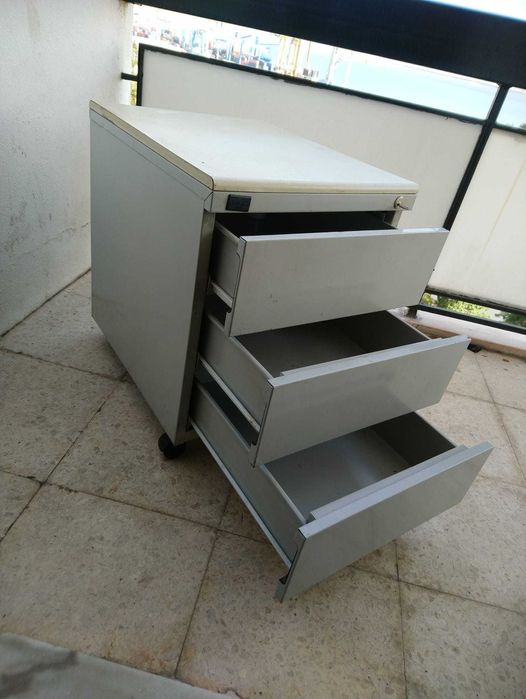 móvel com chave a funcionar 3 gavetas e as 4 rodas ok