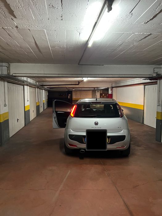 Aluga-se garagem box fechada (em frente à urbanização da Anta)