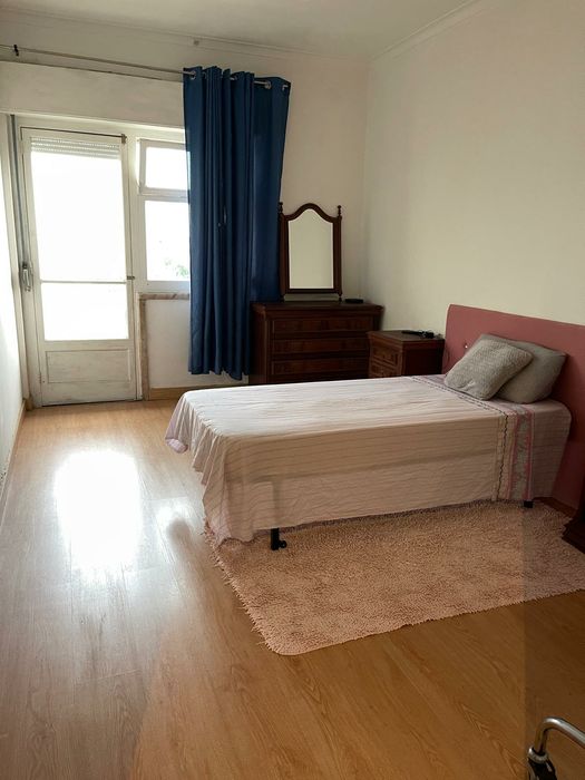 Quarto mobilado para Casal no Cacem perto estação comboios