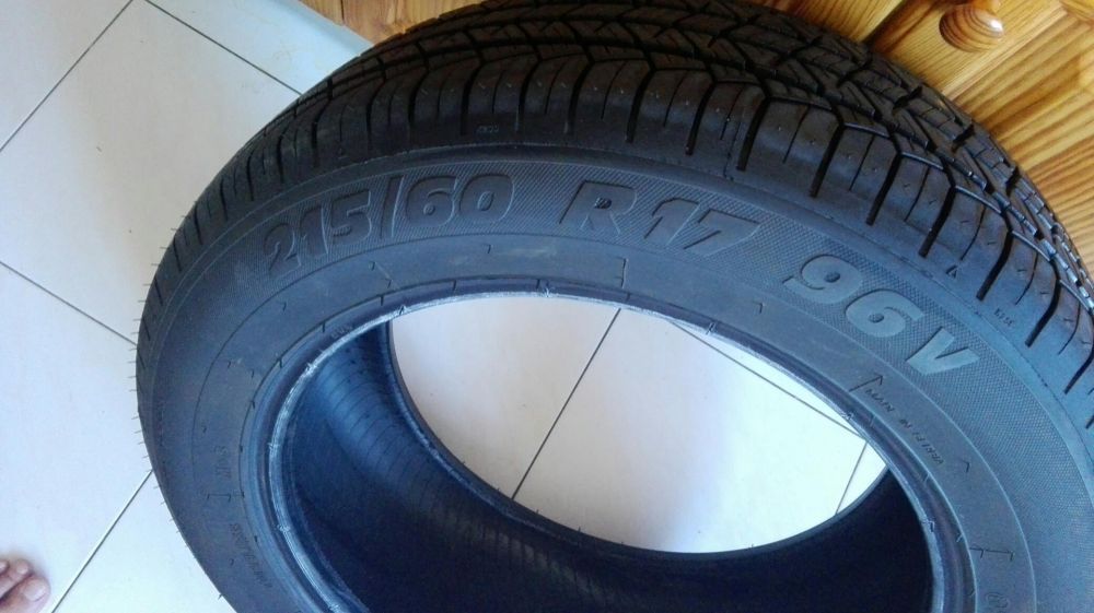 Pneu novo 215/60/17
