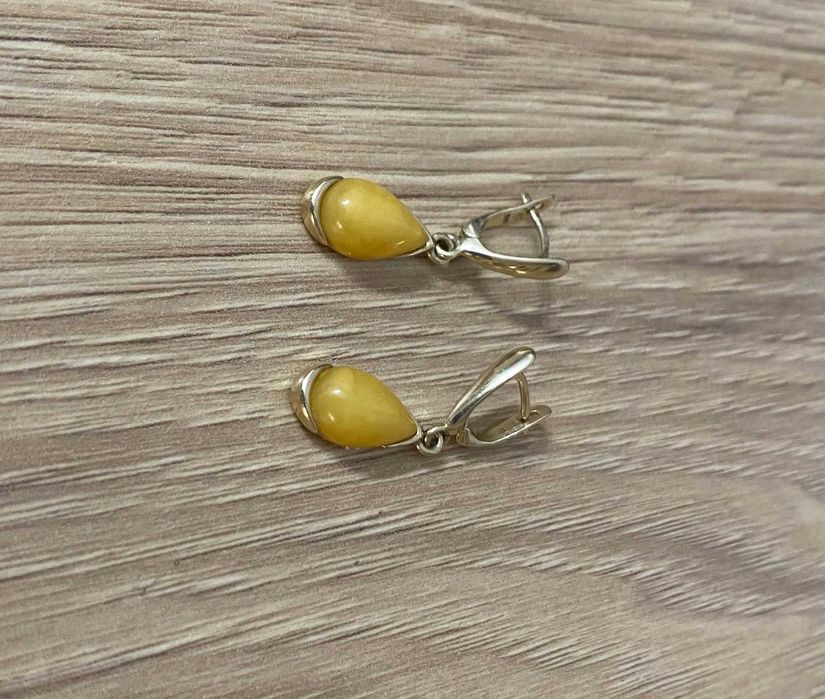 Kolczyki złote pr. 585, waga 4,48 gr. bursztyn mleczny żółty