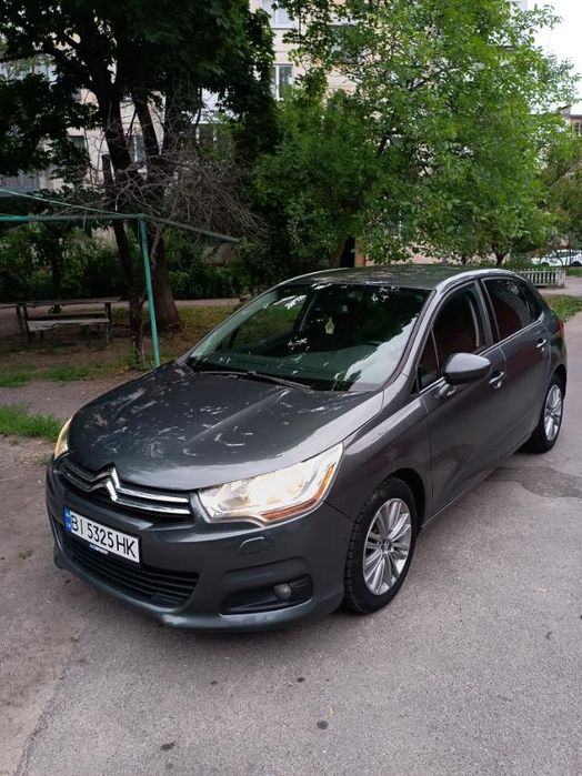 Гарний автомобіль у доглянутому стані!