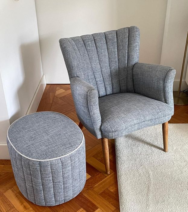 Par de poltronas em tecido com pufs para os pés desenhadas por arquiteto elegantes e confortaveis com pés em nogueira
