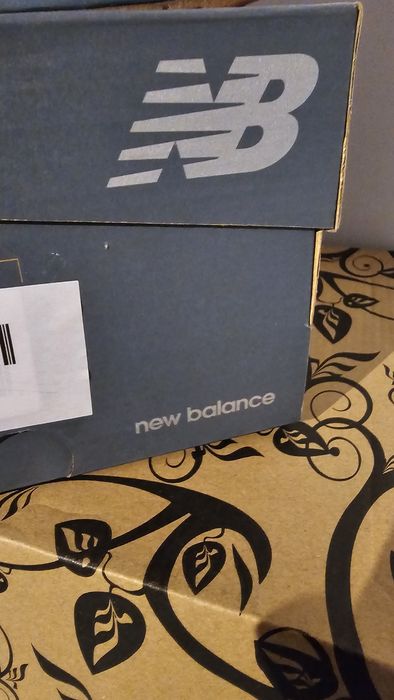 Buty nowe sportowe New Balance modny kolor rozmiar 41.5