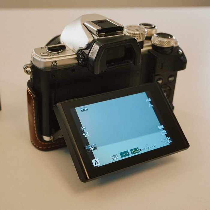 Câmera Olympus OM-D E-M10 Mark II com objetiva 25mm f2