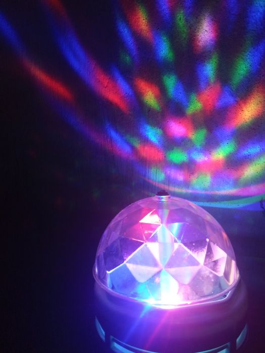 Лампа светодиодная светильник.Вращается по кругу огоньками.