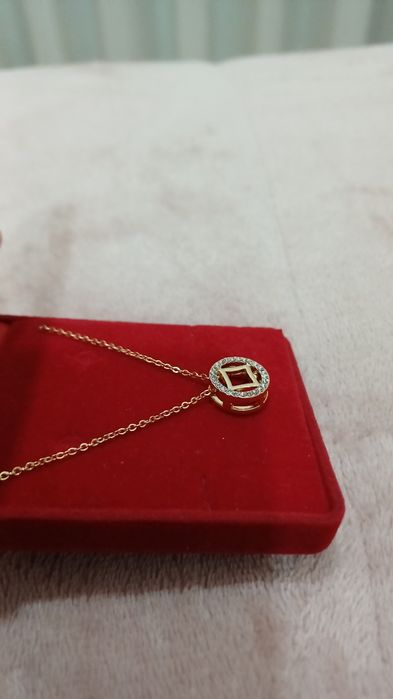 colar dourado com brilhantes