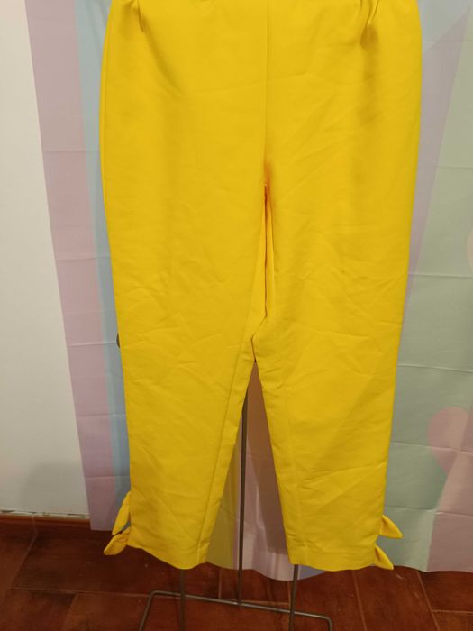 Calça Zara tamanho M efeito laço em.baixo