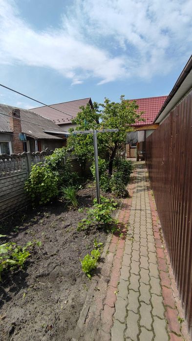 Продаж півбудинку з ділянкою (район залізничної лікарні)