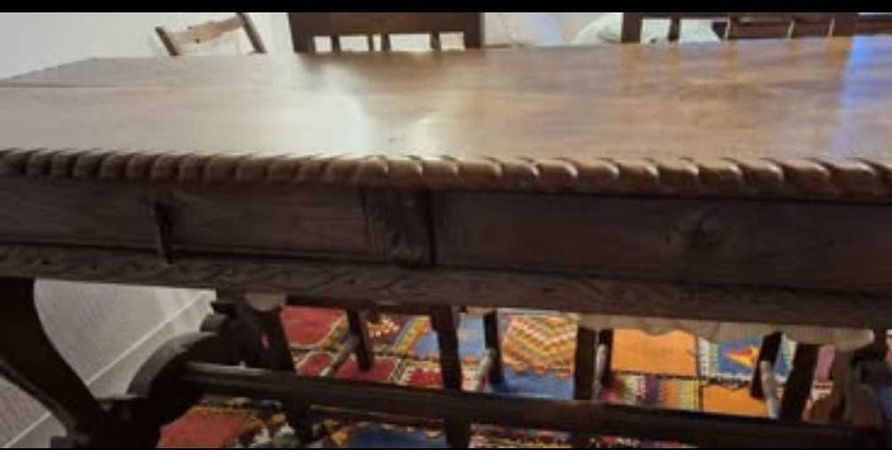 Mesa de Jantar Usada em Madeira Maciça – Estilo Antigo (Século XVII)