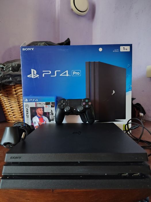 PlayStation ps PS4 Pro 1 TB & Pad / FIFA 21