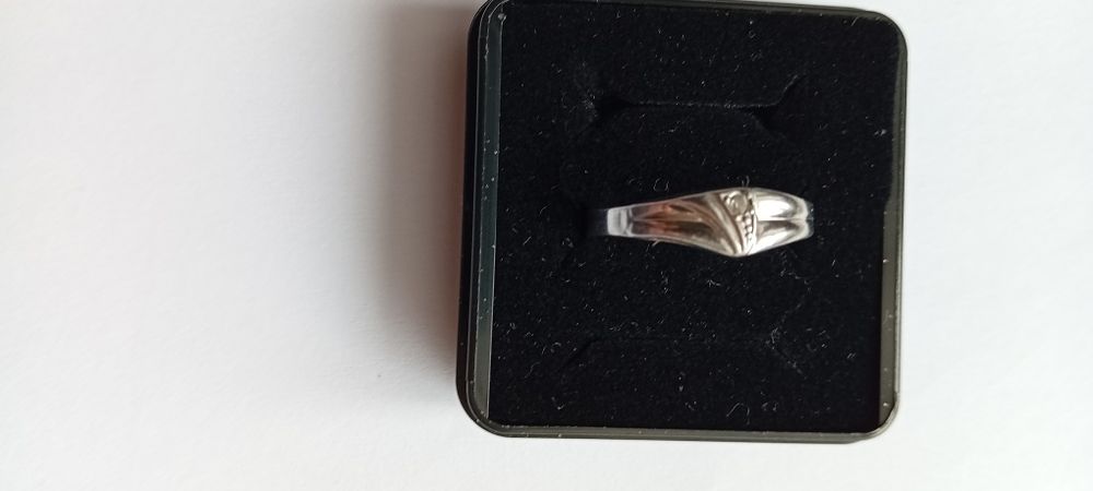Damski srebrny pierścionek.