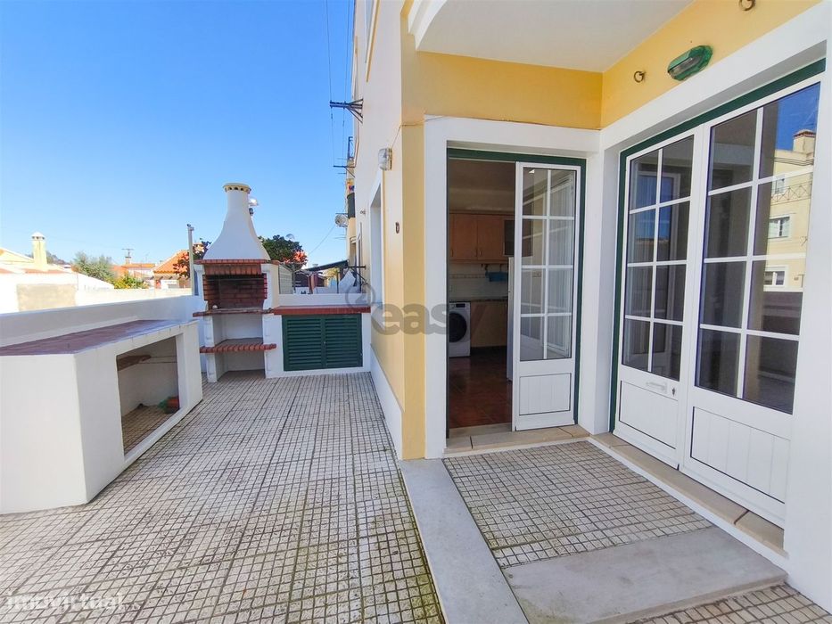 Apartamento T2 Mobilado com Logradouro Privativo em Ermidas Sado