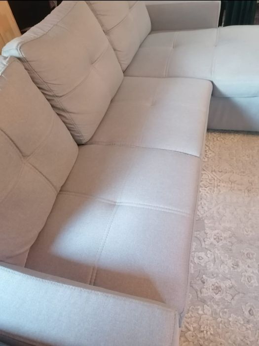 Sofá cama cinza com chaise long