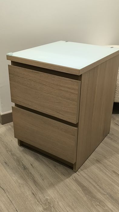 Cómodas e mesas de cabeceira IKEA
