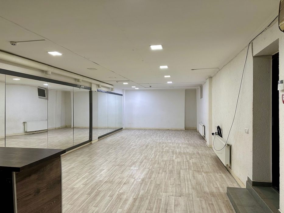 СМ ФАСАДНЕ приміщення на Проспекті в Чернівцях, 83м2 з залом 63м2