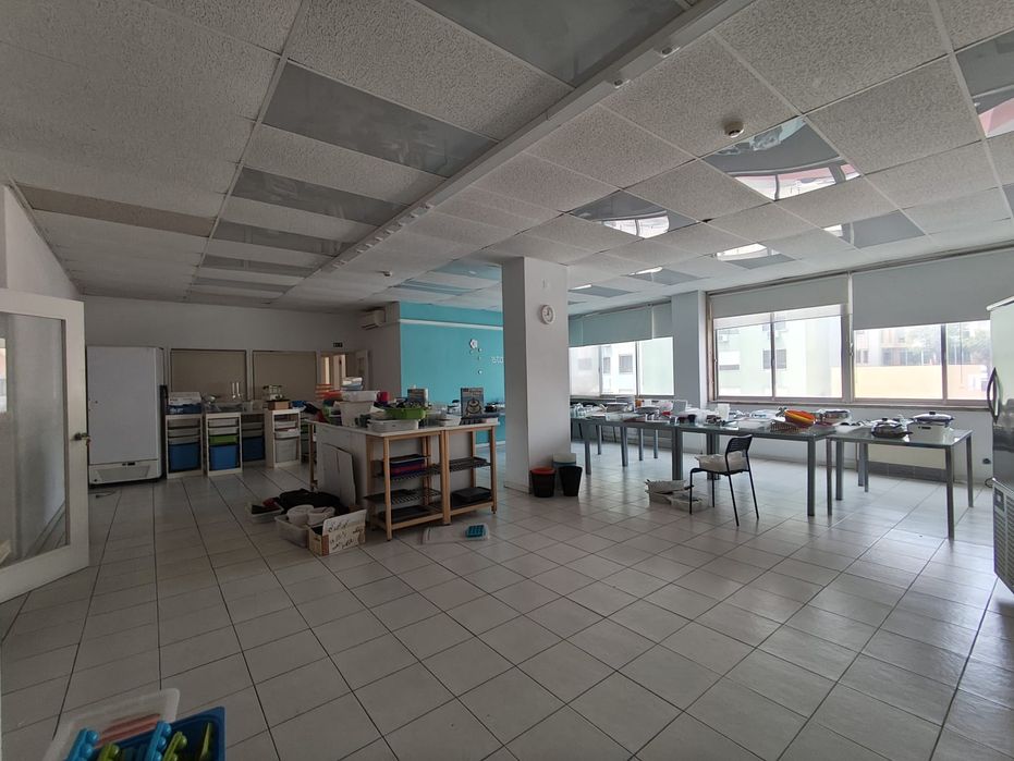 Loja com 520 m² | Alto dos Moinhos | A 300 m do Hospital Lusíadas | 3 Estacionamentos