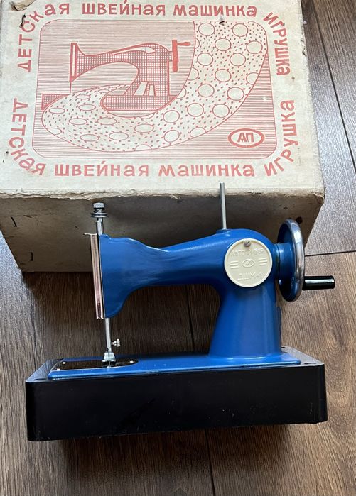 Детская швейная машинка игрушка .