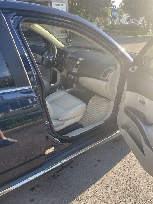 Mitsubishi Outlander XL 3.0 V6 2011p.