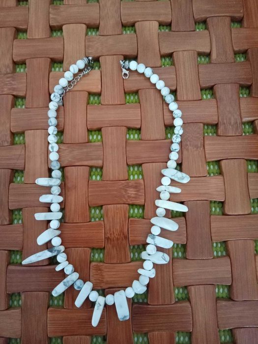 Naszyjnik z białego turkusu