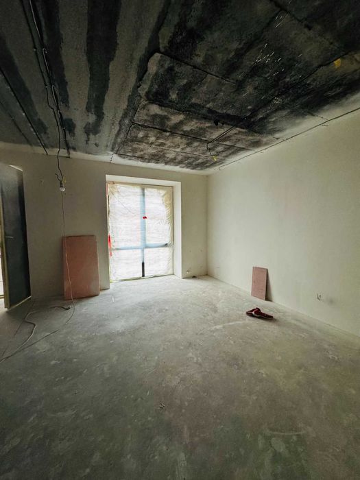 Продається двоповерхова квартира в центрі.