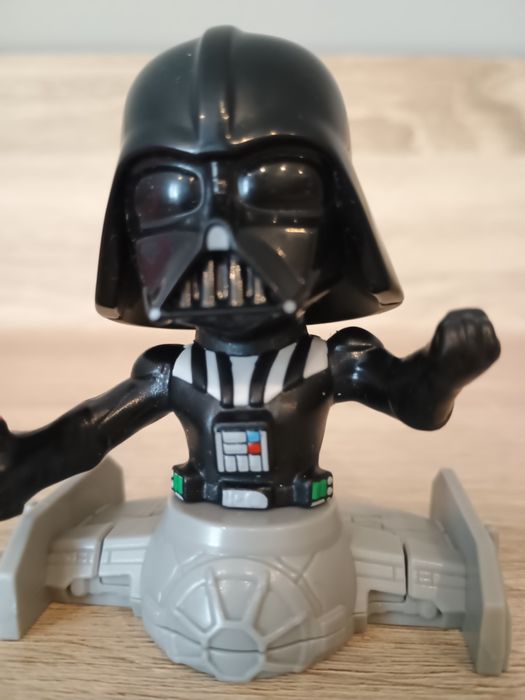 Figurka Darth Vader z Kinder niespodzianki Maxi.