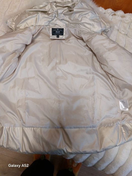 Жіноча зимова куртка, з натуральним хутром на  капюшоні, не нова