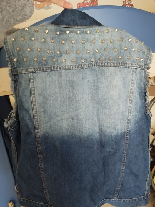 Продам джинсову жилетку