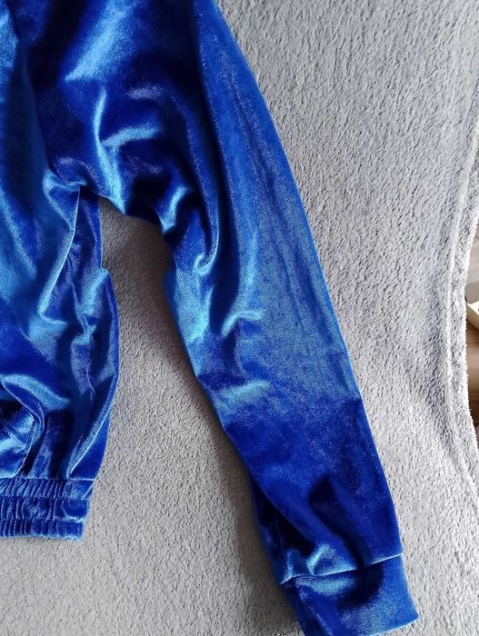 Welurowa bluza dresowa.